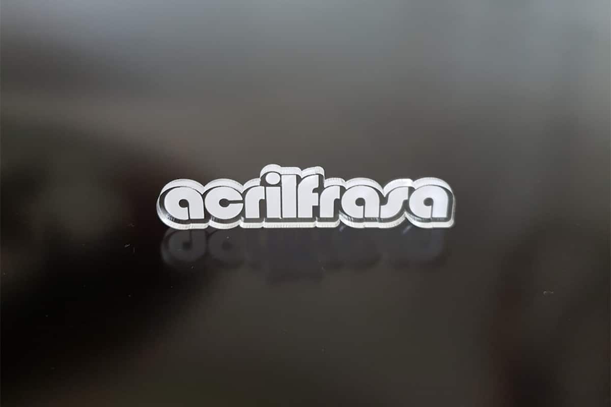 Logotipo de la empresa en acrilico transparente | Acrilfrasa.mx
