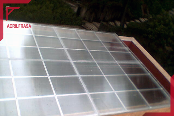 Policarbonato en estructura de aluminio, Color cristal